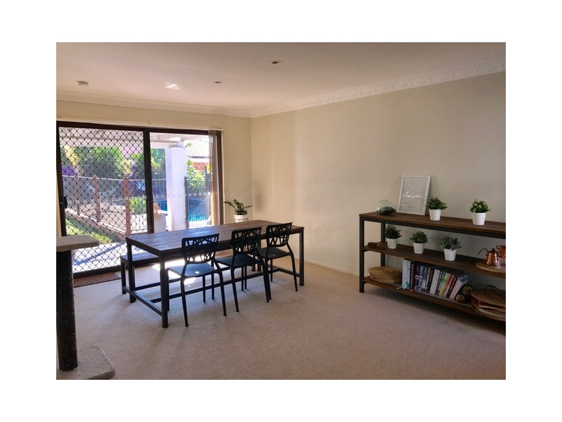 4 Haslewood Court, Mermaid Waters QLD 4218
