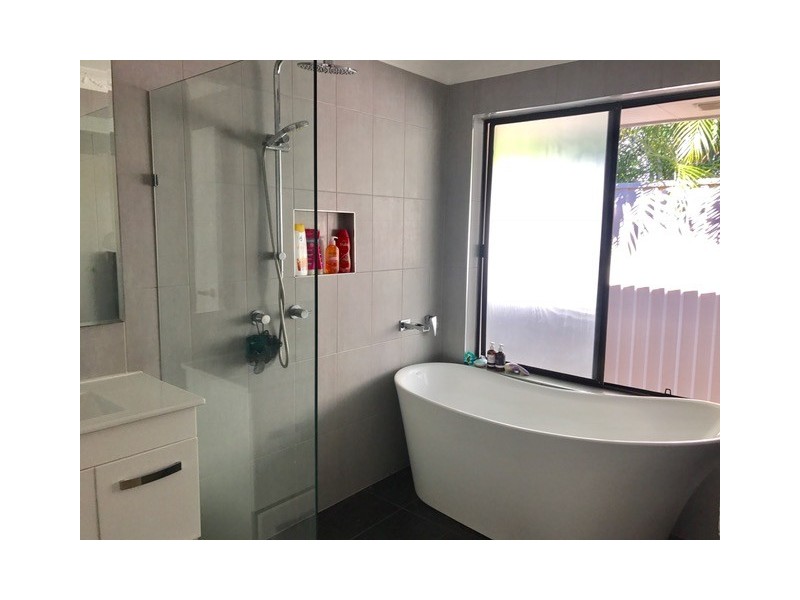4 Haslewood Court, Mermaid Waters QLD 4218