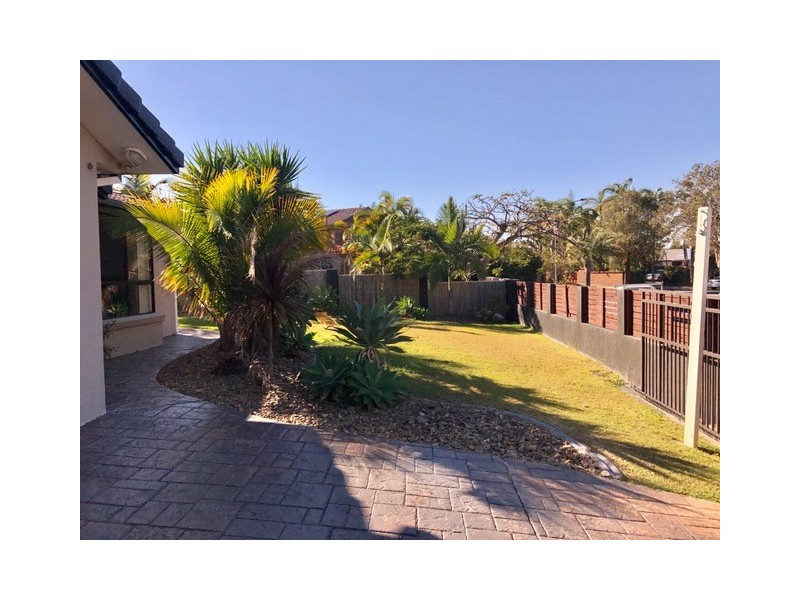 4 Haslewood Court, Mermaid Waters QLD 4218