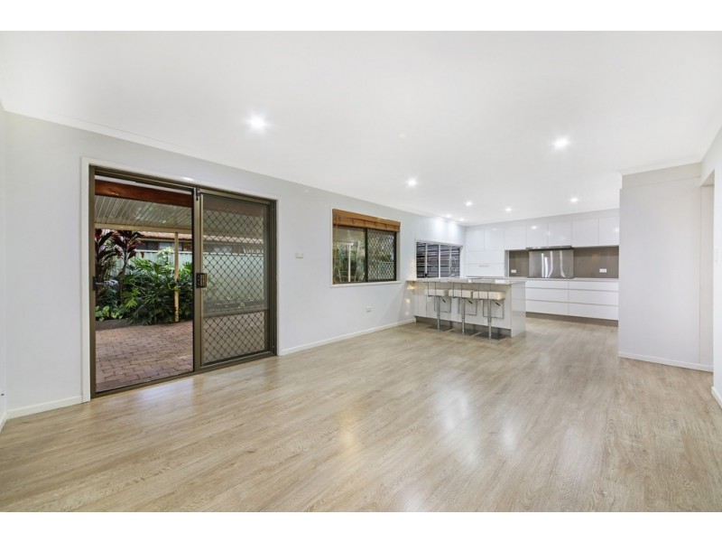 2 Langford Court, Mermaid Waters QLD 4218