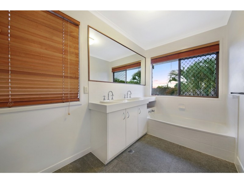 2 Langford Court, Mermaid Waters QLD 4218