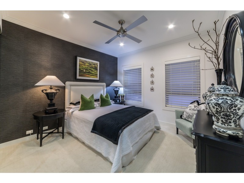 4 Waterview Crescent, Sorrento QLD 4217