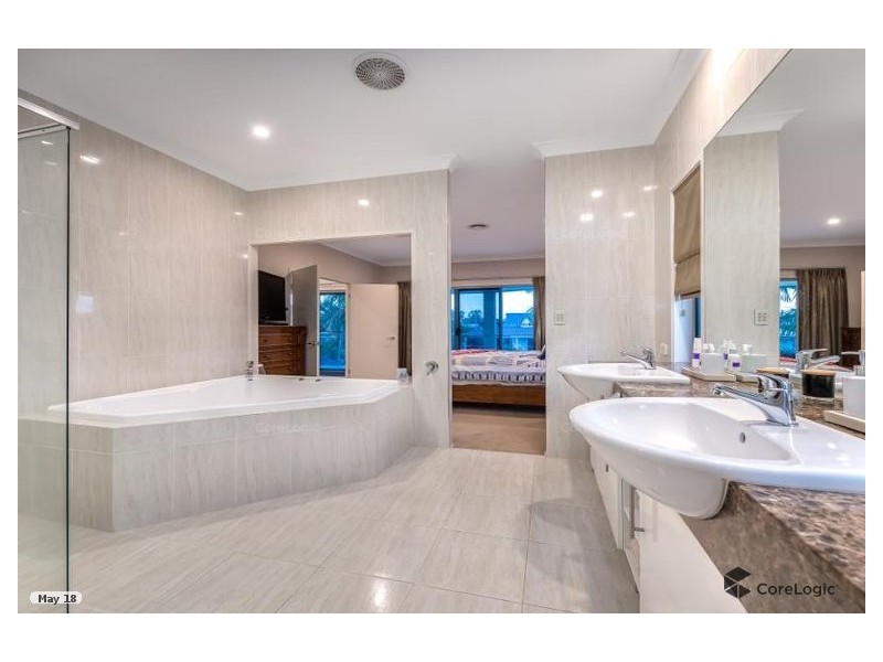 9 Pensacola Court, Broadbeach Waters QLD 4218