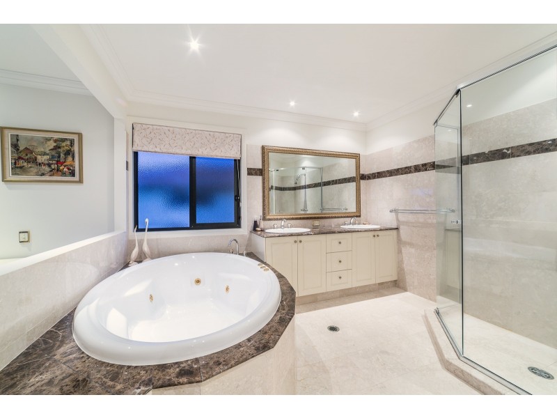 4 Bollard Circuit, Clear Island Waters QLD 4226