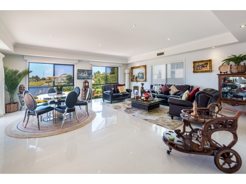 28 Clear Water Bay Avenue, Clear Island Waters QLD 4226