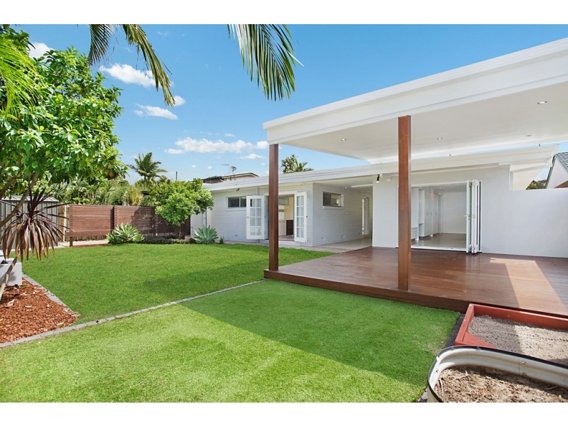 9 Flores Avenue, Palm Beach QLD 4221