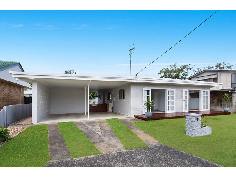 9 Flores Avenue, Palm Beach QLD 4221