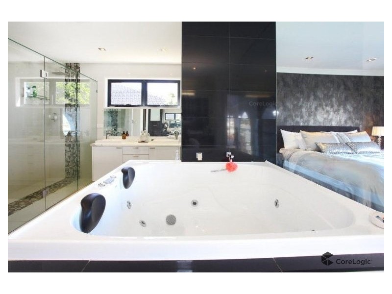 37 Volante Crescent, Mermaid Waters QLD 4218