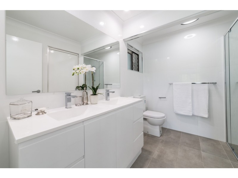 1 Bligh Court, Benowa QLD 4217