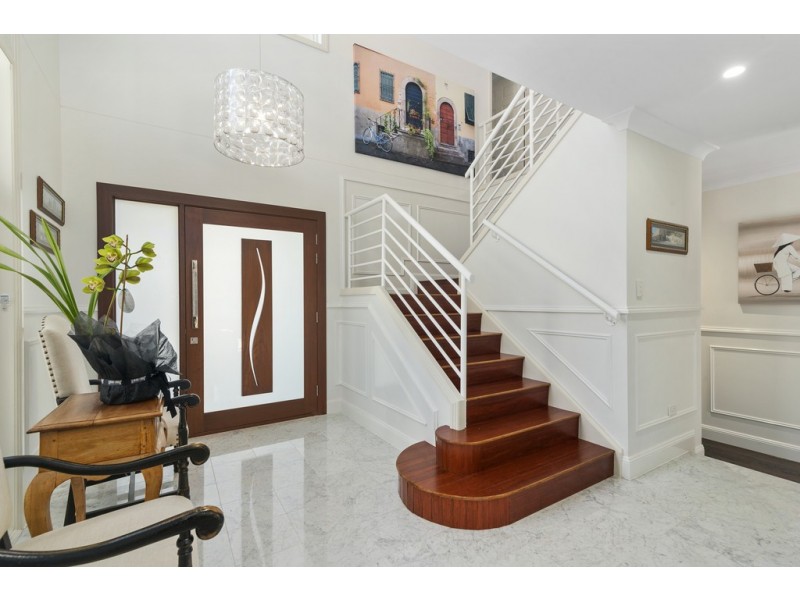 17 Meadowview Drive, Carrara QLD 4211