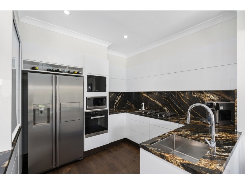 17 Meadowview Drive, Carrara QLD 4211