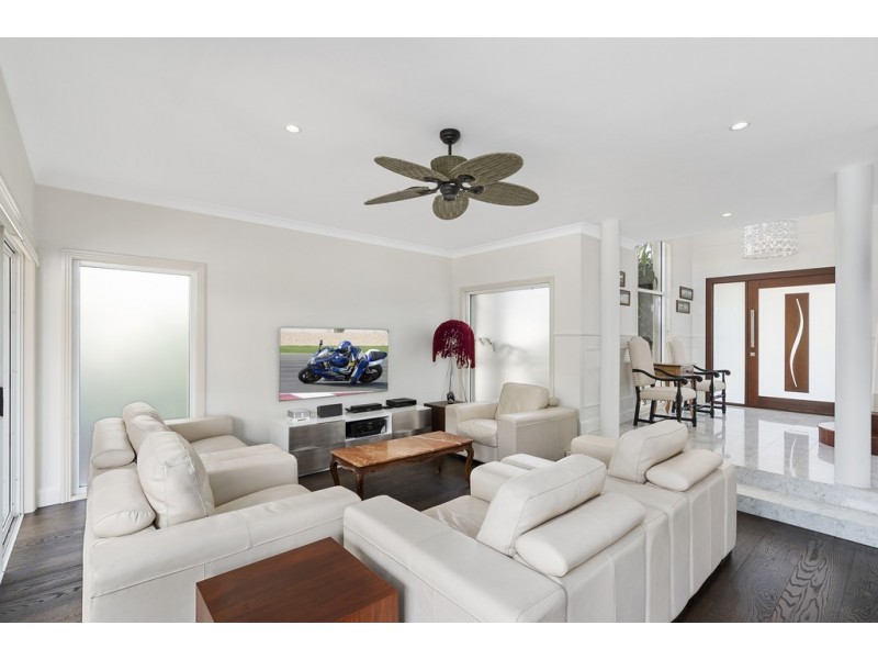 17 Meadowview Drive, Carrara QLD 4211