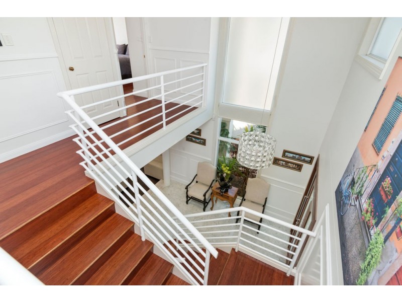 17 Meadowview Drive, Carrara QLD 4211