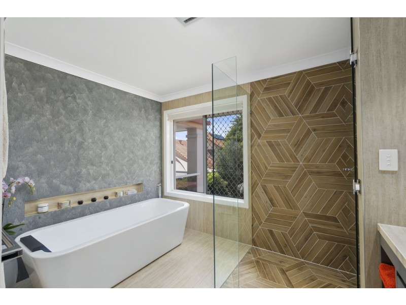 17 Meadowview Drive, Carrara QLD 4211