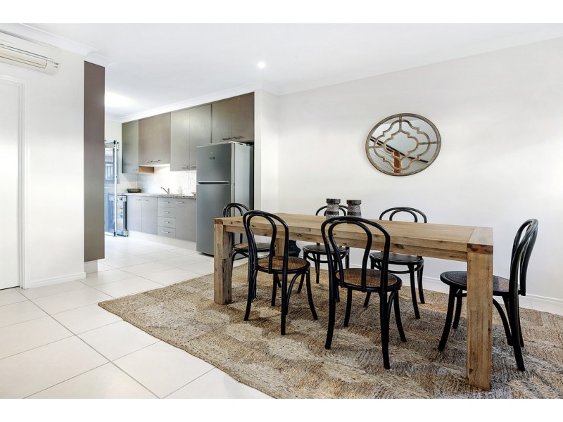 2/176 Surf Parade, Broadbeach QLD 4218