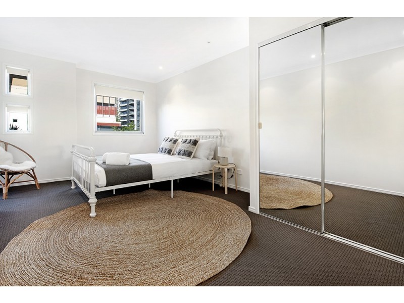 2/176 Surf Parade, Broadbeach QLD 4218