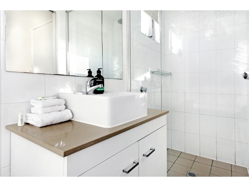 2/176 Surf Parade, Broadbeach QLD 4218