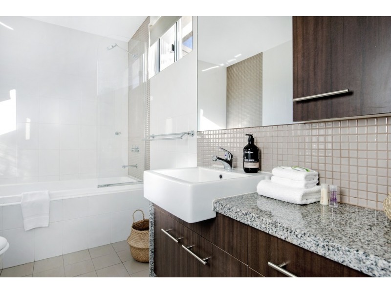 2/176 Surf Parade, Broadbeach QLD 4218