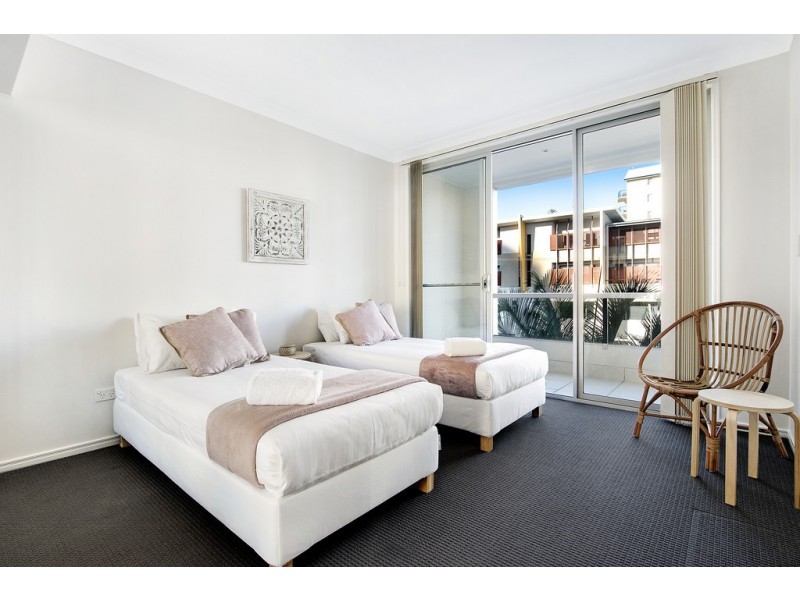 2/176 Surf Parade, Broadbeach QLD 4218