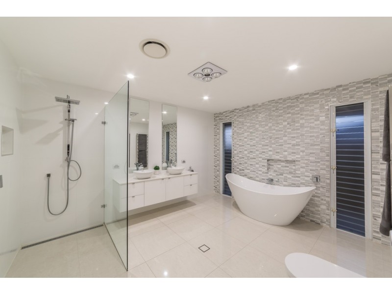 3 Balmoral Avenue, Sorrento QLD 4217