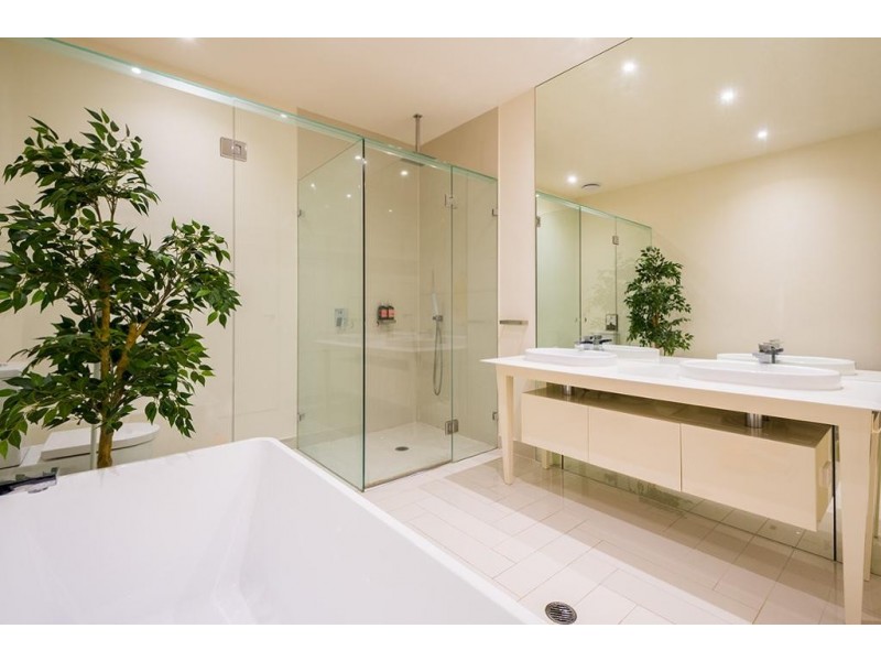 52 Theatre Drive, Benowa QLD 4217