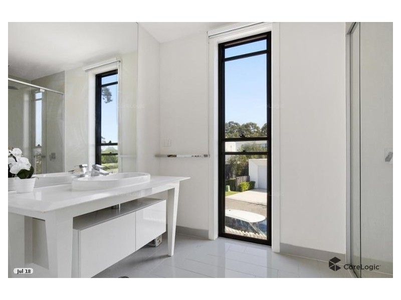 52 Theatre Drive, Benowa QLD 4217