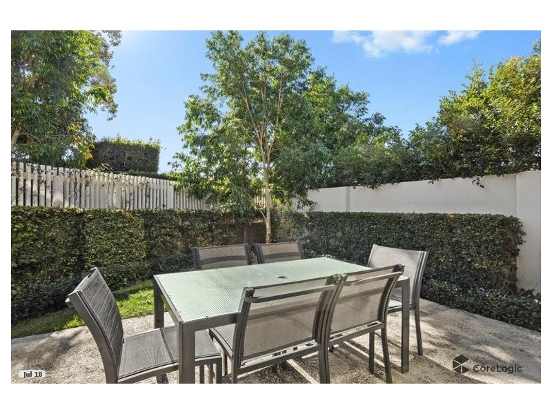 52 Theatre Drive, Benowa QLD 4217