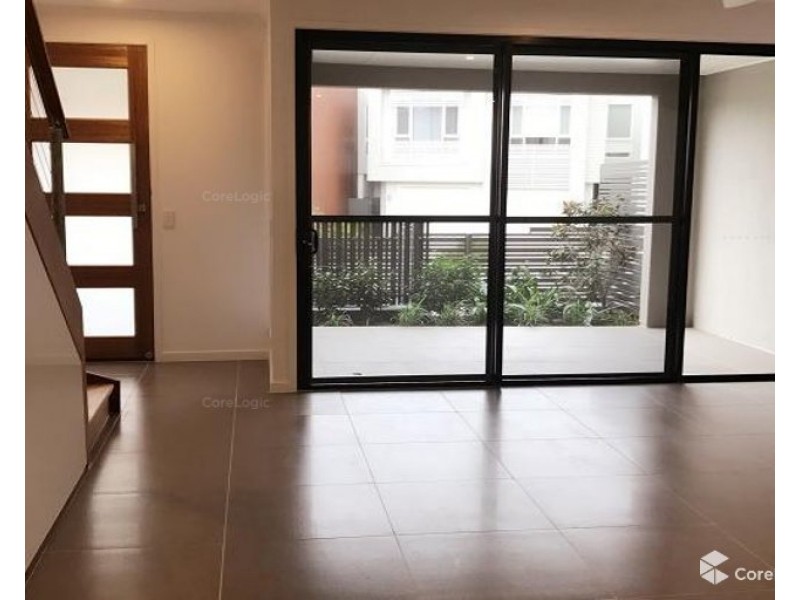 33 Brooklyn Crescent, Robina QLD 4226