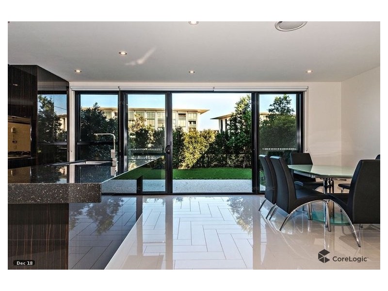 18 Theatre Drive, Benowa QLD 4217