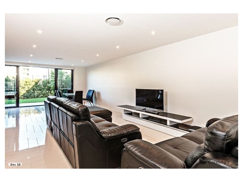 18 Theatre Drive, Benowa QLD 4217