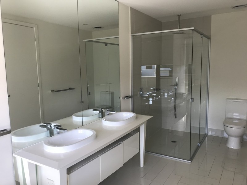 18 Theatre Drive, Benowa QLD 4217