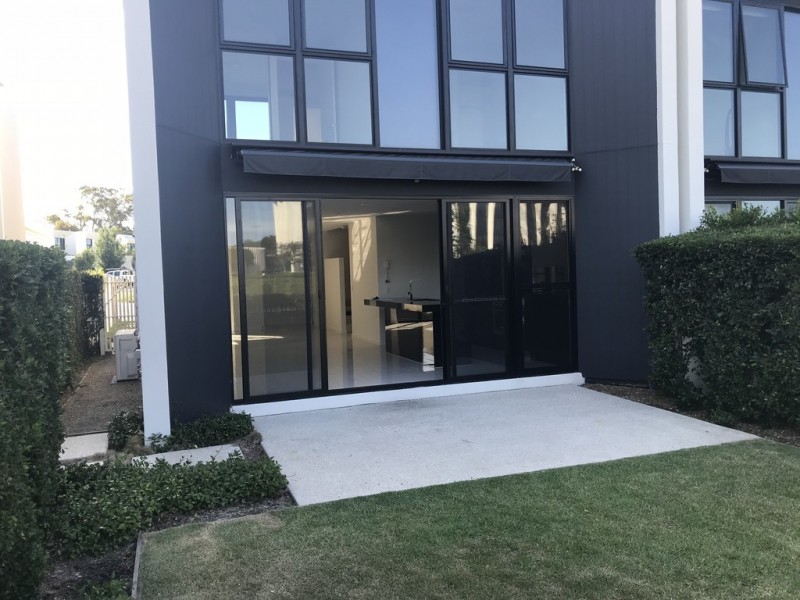 18 Theatre Drive, Benowa QLD 4217