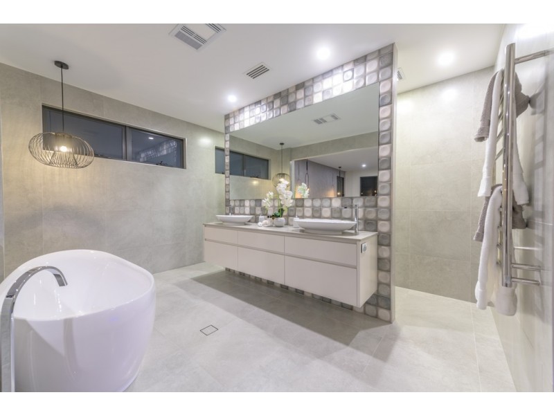21 Saxonvale Terrace, Mermaid Waters QLD 4218