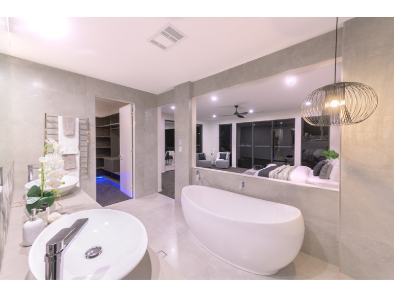 21 Saxonvale Terrace, Mermaid Waters QLD 4218