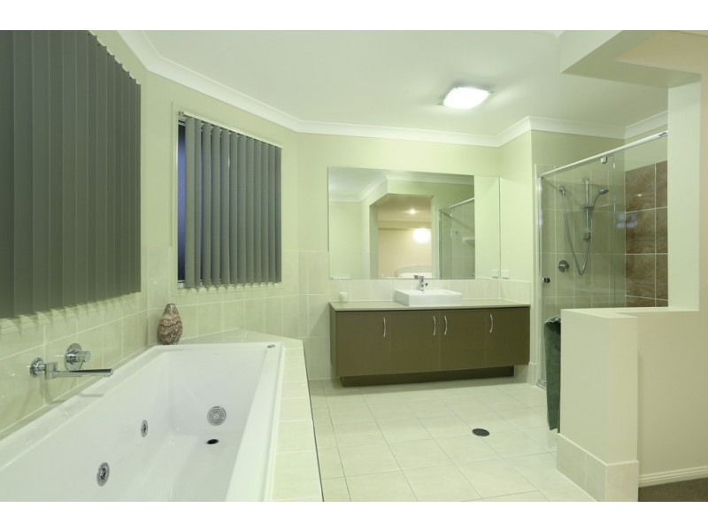 6 Perkins Close, Reedy Creek QLD 4227