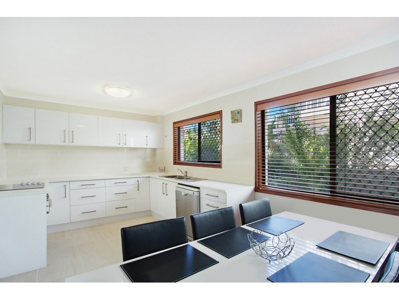 2/12 Rosewood Avenue, Broadbeach QLD 4218