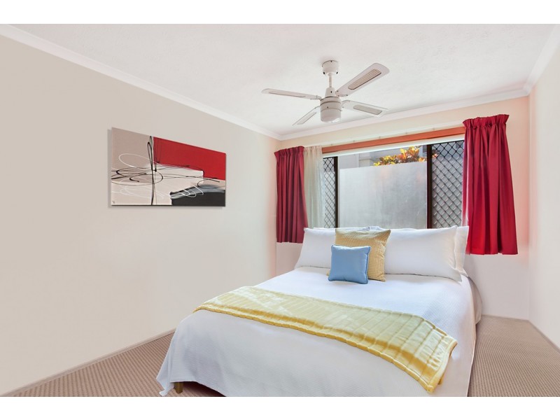 2/12 Rosewood Avenue, Broadbeach QLD 4218