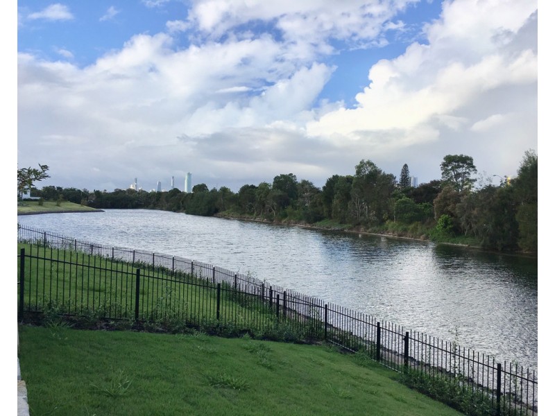 22 Sanctuary Court, Mermaid Waters QLD 4218