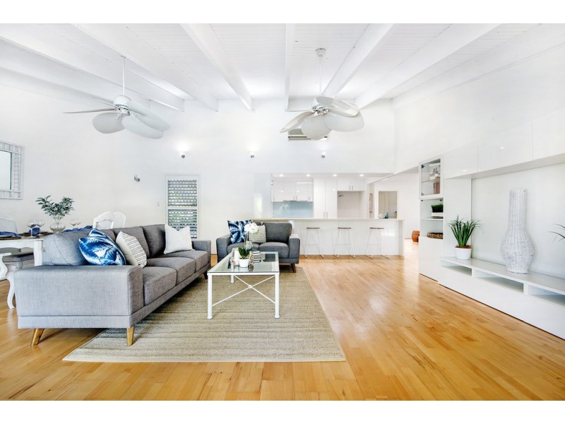 10 Salacia Avenue, Mermaid Waters QLD 4218