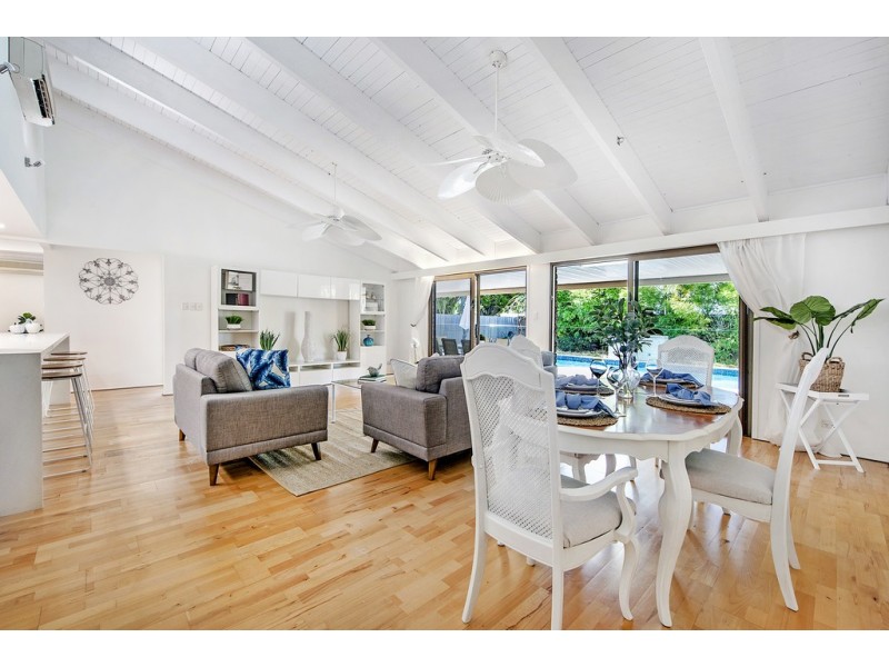 10 Salacia Avenue, Mermaid Waters QLD 4218