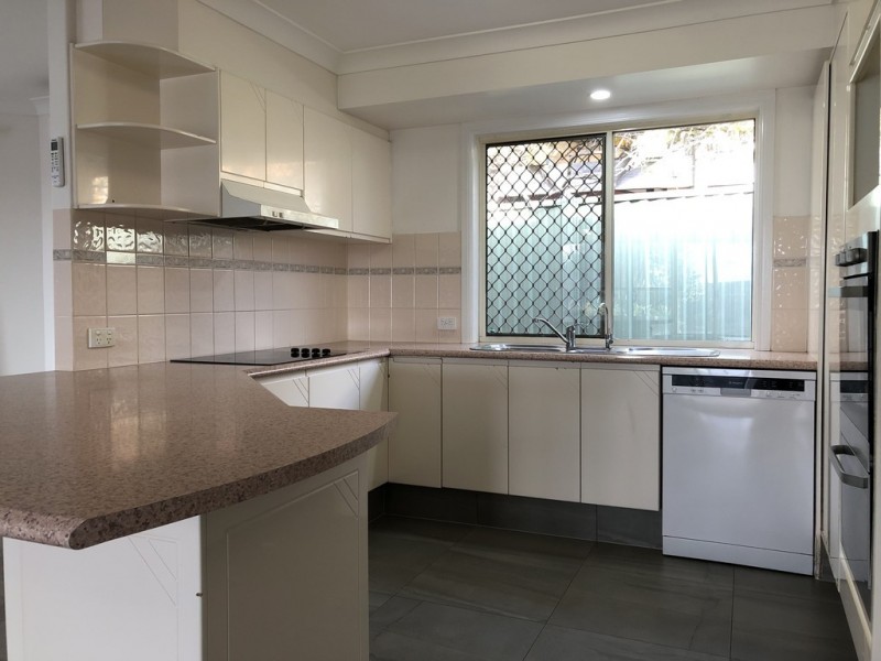 4 Maidstone Place, Parkwood QLD 4214