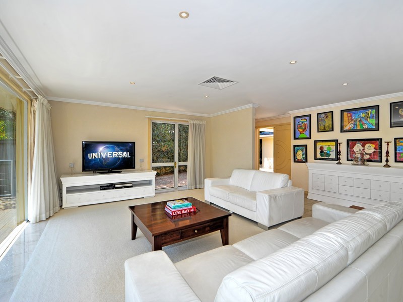 10 Forster Avenue, Sorrento QLD 4217