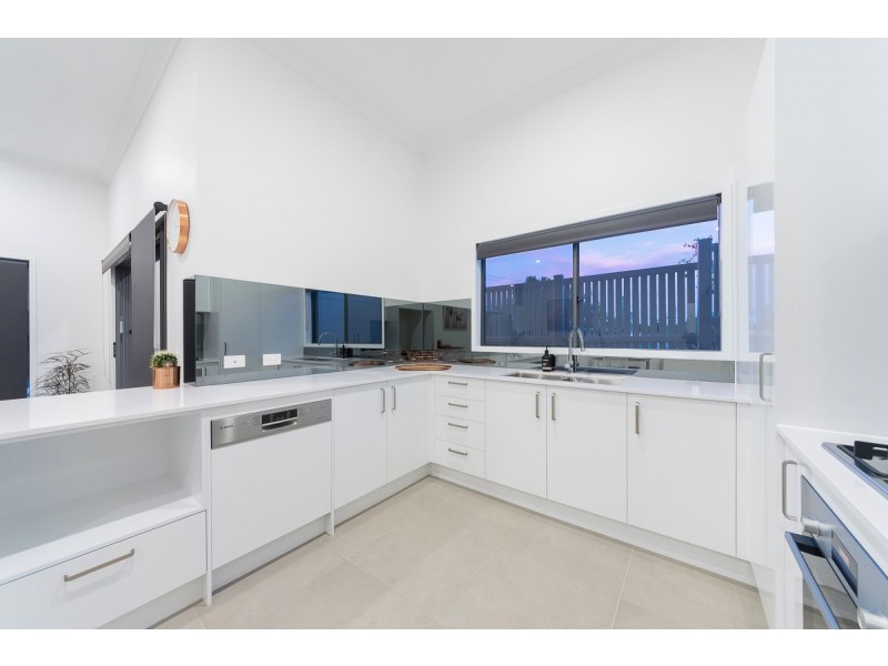 2/2 Pilgrim Place, Southport QLD 4215
