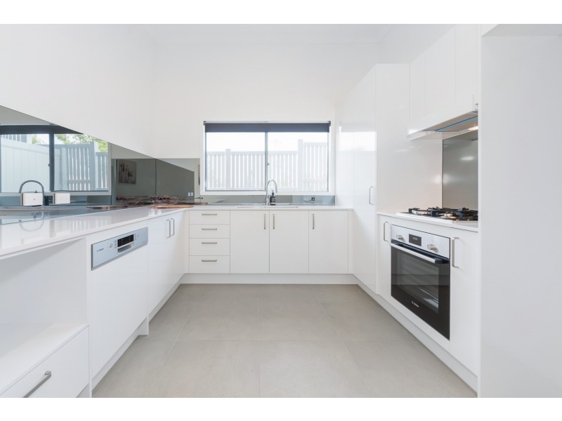 1/2 Pilgrim Place, Southport QLD 4215