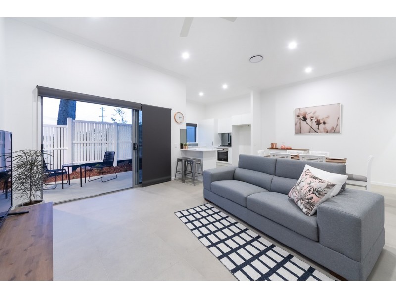 1/2 Pilgrim Place, Southport QLD 4215