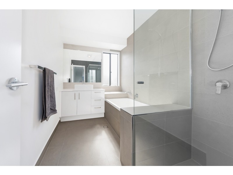 1/2 Pilgrim Place, Southport QLD 4215