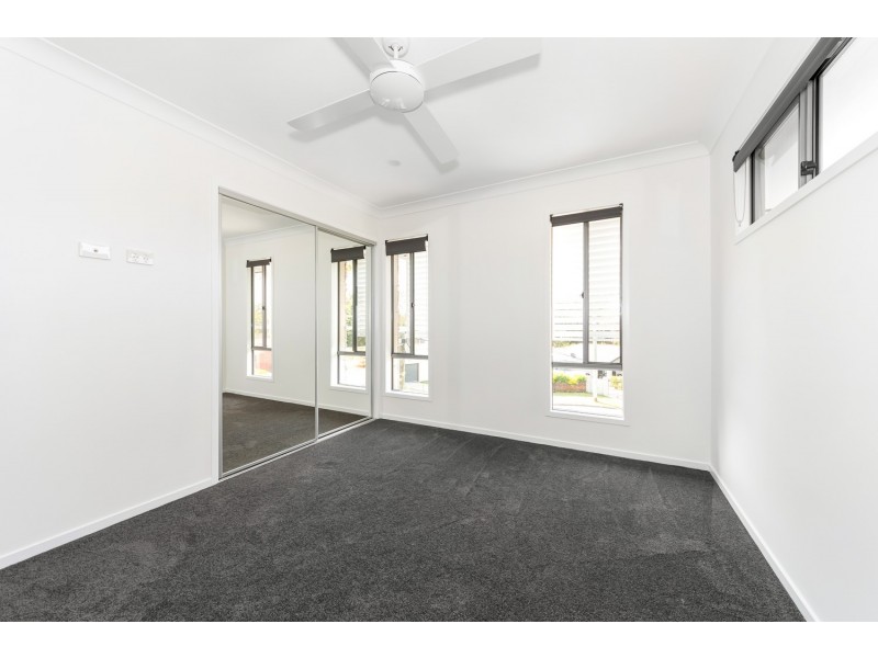 1/2 Pilgrim Place, Southport QLD 4215