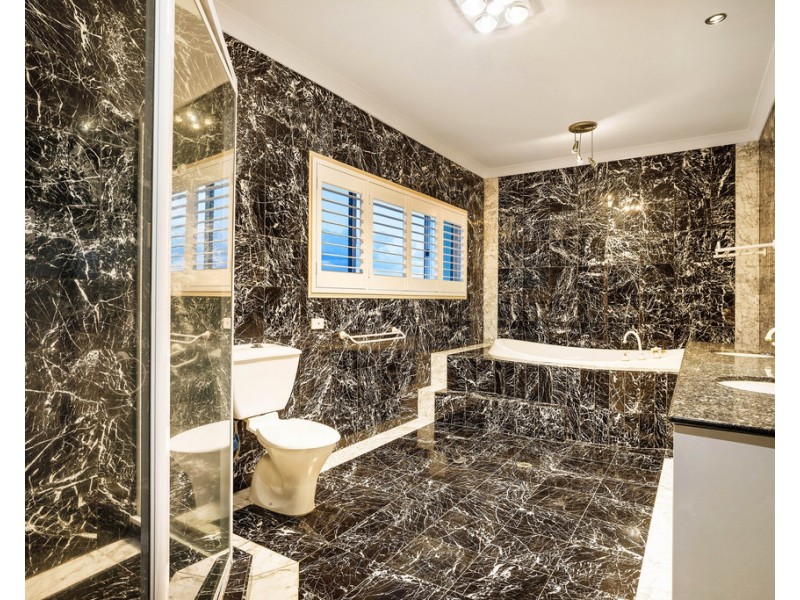 82 Montevideo Drive, Clear Island Waters QLD 4226