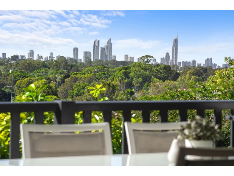 4 Summit Crescent, Carrara QLD 4211