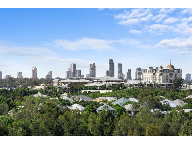4 Summit Crescent, Carrara QLD 4211
